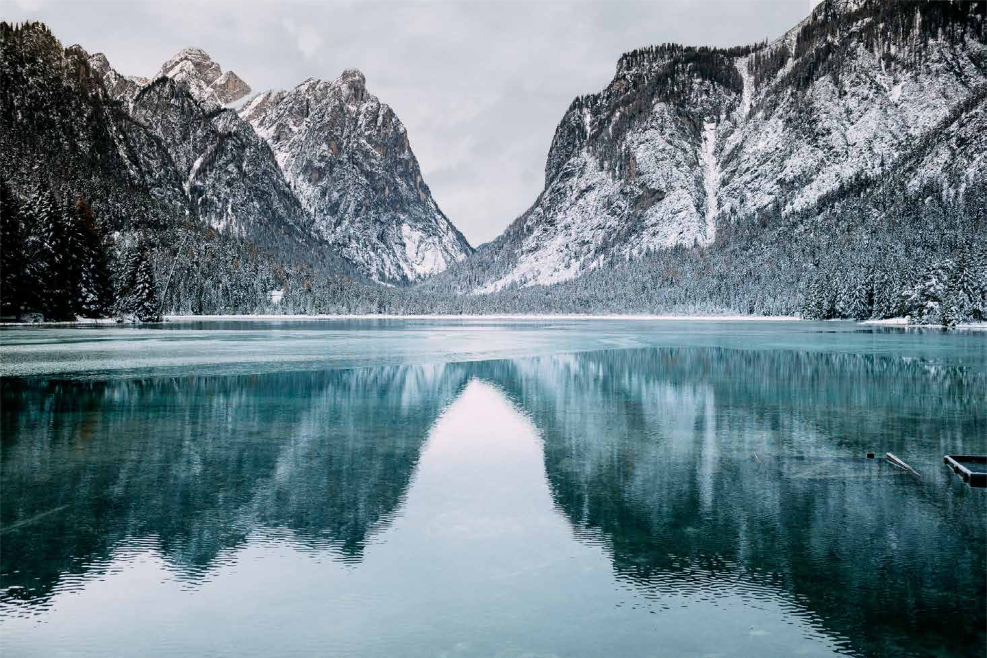 See vor Winterlandschaft mit Bergen